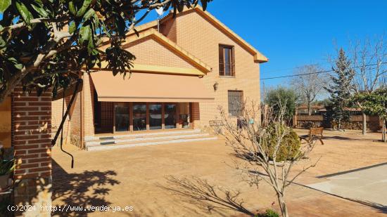 Magnífico chalet de estilo rústico con buenas calidades - MADRID