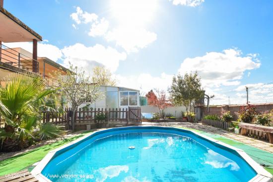 PRECIOSO CHALET INDEPENDIENTE DE TRES PLANTAS CON PISCINA - TOLEDO