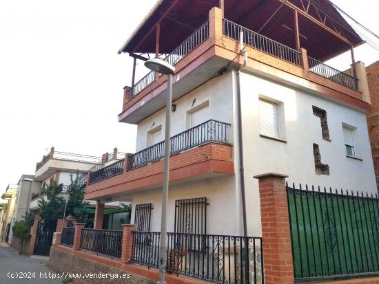  Amplia casa, en parcela independiente con jardín perimetral, situada en Huetor Vega. - GRANADA 