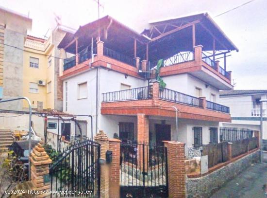 Amplia casa, en parcela independiente con jardín perimetral, situada en Huetor Vega. - GRANADA