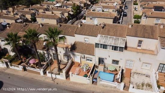 ADOSADO CON TERRAZAS, GARAJE Y PISCINA EN VILLAMARTIN - ALICANTE