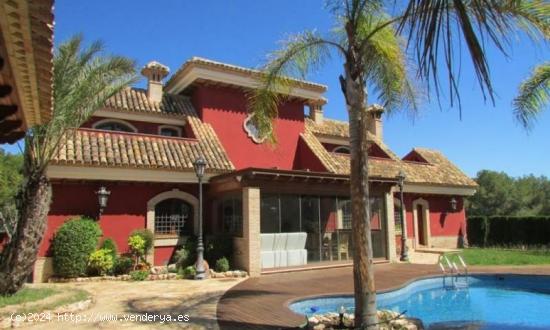 HERMOSA VILLA CON UNA PARCELA DE 1200M2 Y 490M2 DE CASA, A 100M DE LA PLAYA DE CAMPOAMOR - ALICANTE