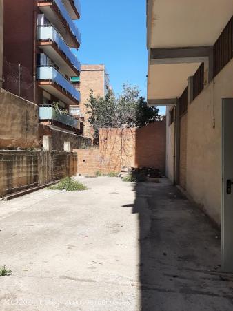 Nave industrial con patio y aparcamiento en Sant Feliu de Llobregat - BARCELONA