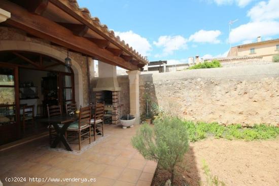 Casa y estudio con proyecto de piscina en el centro de Campos - BALEARES