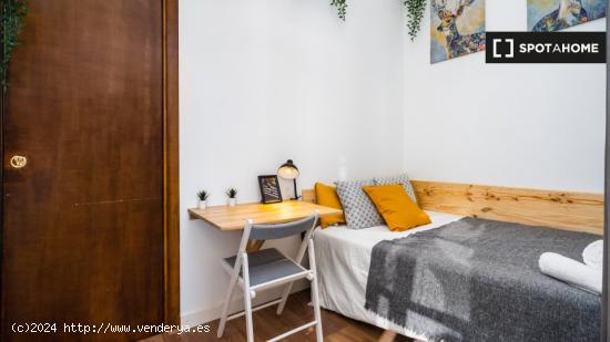 Dormitorio en piso compartido de 4 dormitorios en Barcelona - BARCELONA