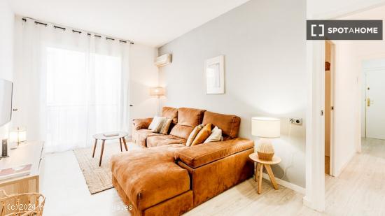 Se alquila habitación en piso de 3 habitaciones en Barcelona - BARCELONA