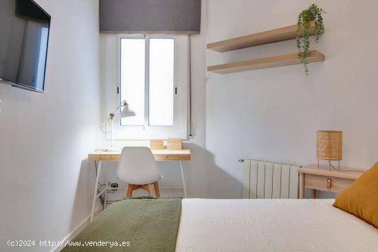  Se alquila habitación en piso de 3 habitaciones en Barcelona - BARCELONA 