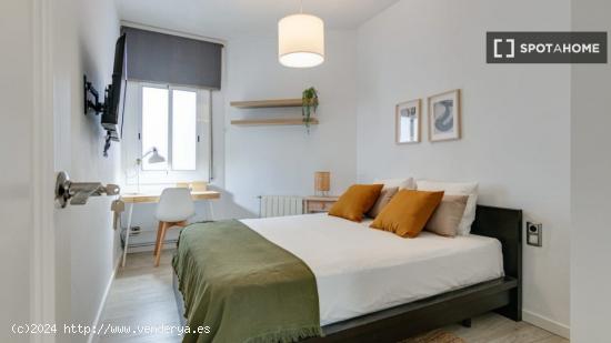 Se alquila habitación en piso de 3 habitaciones en Barcelona - BARCELONA