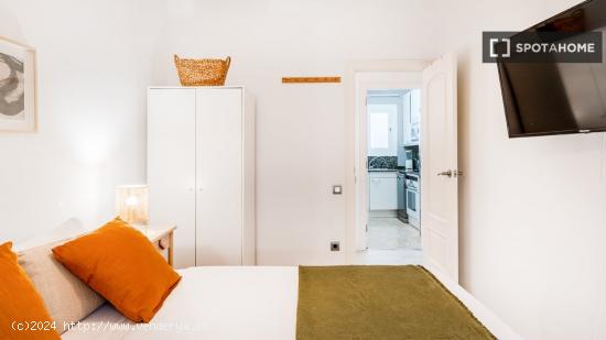 Se alquila habitación en piso de 3 habitaciones en Barcelona - BARCELONA