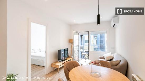 Hermoso apartamento con balcón exterior a pasos del metro Joanic - BARCELONA