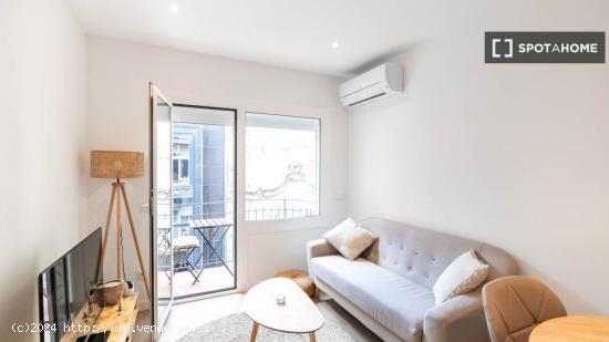 Hermoso apartamento con balcón exterior a pasos del metro Joanic - BARCELONA