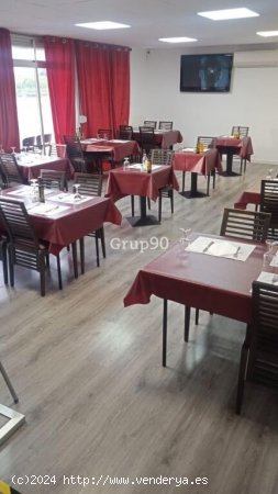 Amplio restaurante con terraza bien situado en traspaso