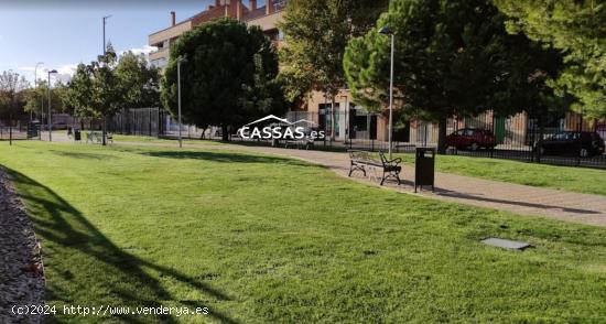  Zona FRESNOS - Dúplex con terraza de 4 habitaciones y 3 baños. Garaje, piscina y trastero. - MADRI 