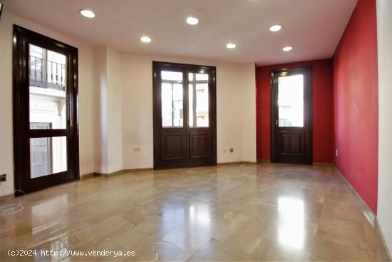 Ref: B5960. Oportunidad!!. Fantástica oficina de 60 m2 en pleno centro de Granada con 2 estancias. 