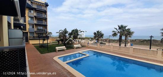 Apartamento con vistas abiertas al mar situado en 1ª línea de la playa de Guardamar - VALENCIA