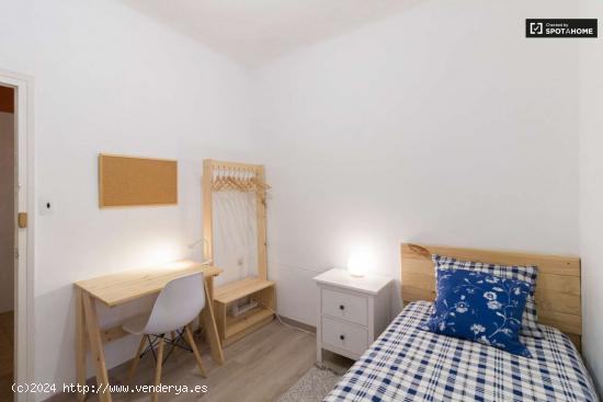 Encantadora habitación con cama individual en alquiler en el Eixample - BARCELONA