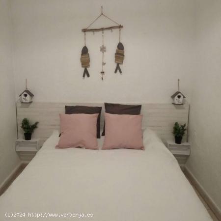 Amplia habitación en piso de 4 dormitorios en Málaga - MALAGA