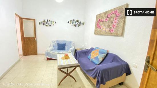 Amplia habitación en piso de 4 dormitorios en Málaga - MALAGA