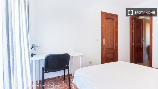 Habitación en piso de 4 dormitorios en Nervión, Sevilla - SEVILLA