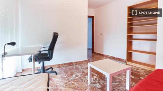 Habitación en piso de 4 dormitorios en Nervión, Sevilla - SEVILLA