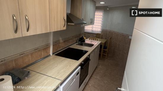 Alquiler de habitaciones en apartamento de 3 dormitorios Bailén-Miraflores - MALAGA