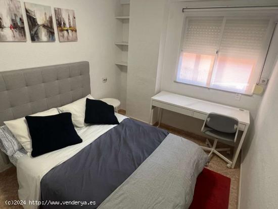 Alquiler de habitaciones en apartamento de 3 dormitorios Bailén-Miraflores - MALAGA