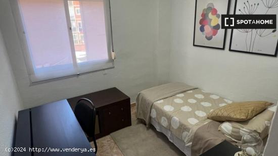 Alquiler de habitaciones en apartamento de 3 dormitorios Bailén-Miraflores - MALAGA