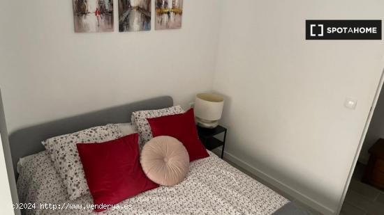 Se alquila habitación en piso de 4 dormitorios en Segalerva - MALAGA