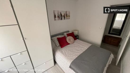 Se alquila habitación en piso de 4 dormitorios en Segalerva - MALAGA