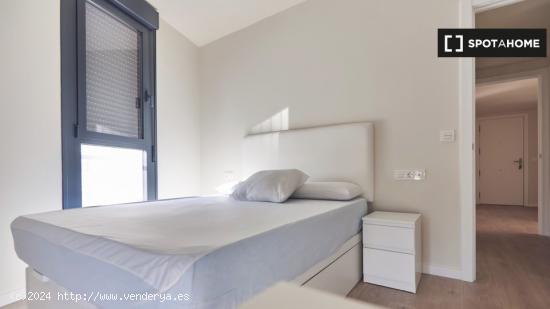 Habitación en apartamento de 2 dormitorios cerca de la Universidad Loyola, Sevilla - SEVILLA