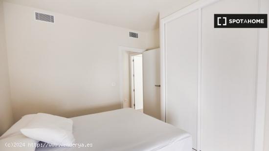 Habitación en apartamento de 2 dormitorios cerca de la Universidad Loyola, Sevilla - SEVILLA