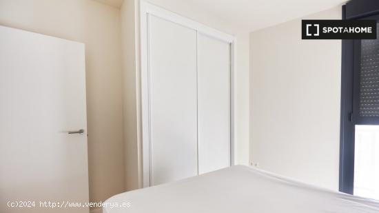 Habitación en apartamento de 2 dormitorios cerca de la Universidad Loyola, Sevilla - SEVILLA