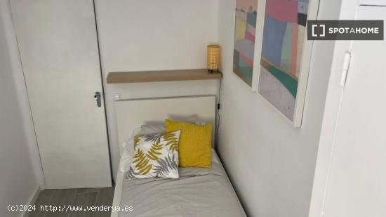 Se alquila habitación en piso de 4 dormitorios en Segalerva - MALAGA