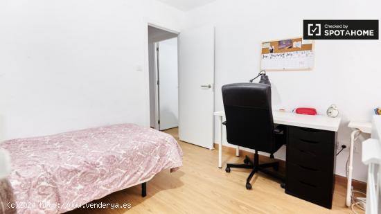 Se alquila habitación en piso de 3 dormitorios en Sevilla - SEVILLA