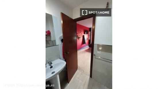 Alquiler de habitaciones en piso de 5 dormitorios en La Rosaleda - SEVILLA