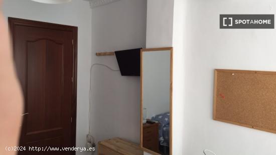 Alquiler de habitaciones en apartamento de 8 dormitorios en Cruz De Humilladero - MALAGA