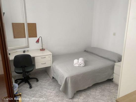  Alquiler de habitaciones en apartamento de 8 dormitorios en Cruz De Humilladero - MALAGA 