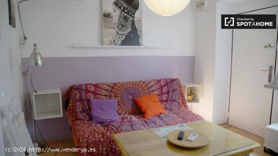 Encantador apartamento de 1 dormitorio con terraza en la azotea y aire acondicionado en alquiler en 