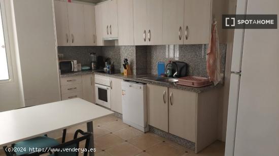 Se alquila habitación en piso de 4 dormitorios en Málaga, - MALAGA