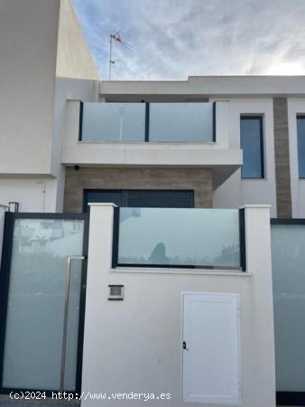 Insuperable adosado con piscina privada - MURCIA