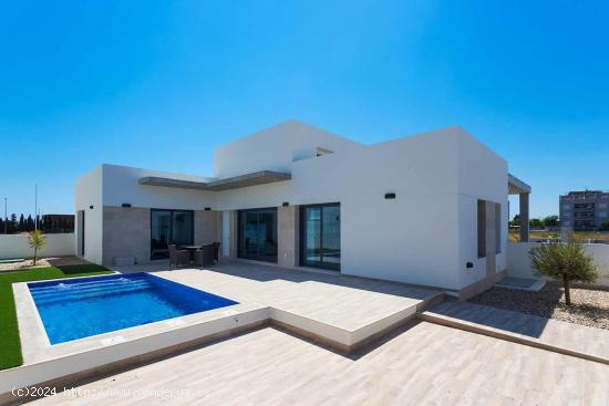 MARAVILLOSAS VILLAS DE OBRA NUEVA UBICADAS EN DAYA NUEVA COSTA BLANCA SUR - ALICANTE