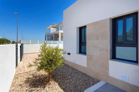 MARAVILLOSAS VILLAS DE OBRA NUEVA UBICADAS EN DAYA NUEVA COSTA BLANCA SUR - ALICANTE