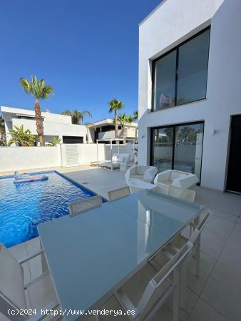  Villa independiente de 3 dormitorios con piscina privada en Ciudad Quesada (Torrevieja) Alicante - A 