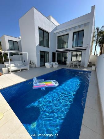 Villa independiente de 3 dormitorios con piscina privada en Ciudad Quesada (Torrevieja) Alicante - A