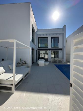 Villa independiente de 3 dormitorios con piscina privada en Ciudad Quesada (Torrevieja) Alicante - A