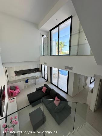 Villa independiente de 3 dormitorios con piscina privada en Ciudad Quesada (Torrevieja) Alicante - A