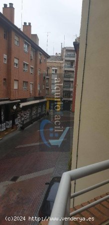 SE ALQUILA OFICINA EN C/ CALDEREROS DE 25 METROS POR 285€