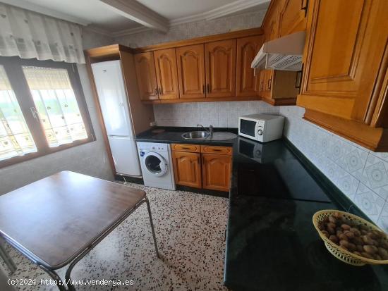 SE VENDE PISO AMUEBLADO, COCINA, SALÓN, 4 HAB., BAÑO, CALEFACCIÓN. PARA ENTRAR A VIVIR. - LEON