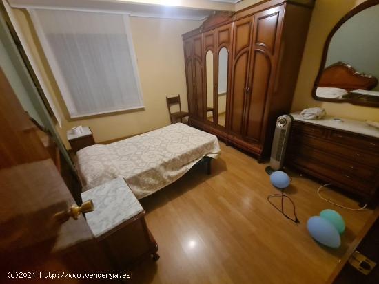 SE VENDE PISO AMUEBLADO, COCINA, SALÓN, 4 HAB., BAÑO, CALEFACCIÓN. PARA ENTRAR A VIVIR. - LEON