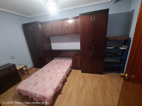 SE VENDE PISO AMUEBLADO, COCINA, SALÓN, 4 HAB., BAÑO, CALEFACCIÓN. PARA ENTRAR A VIVIR. - LEON